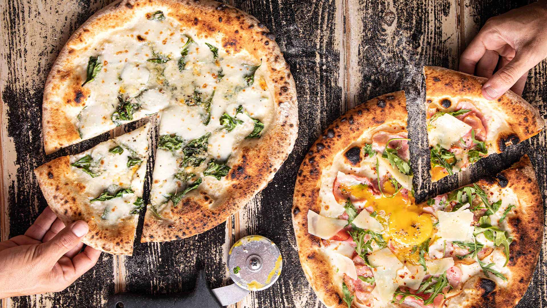 שתי פיצות ג'מה תמונת אווירה