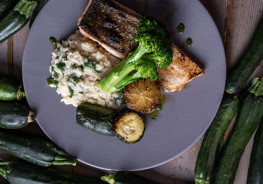 נתח סלמון מוגש עם ריזוטו